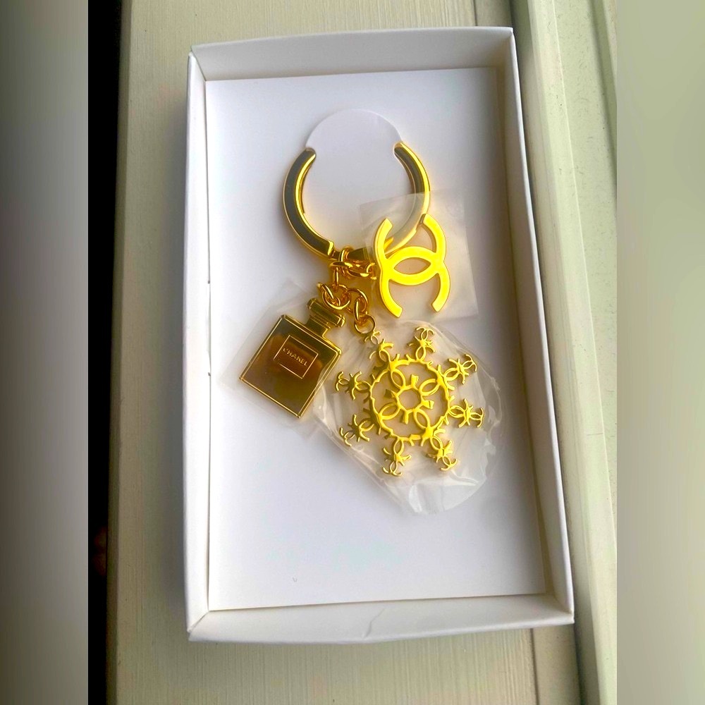 New Chanel Gold Key Chain Mini Perfume Snow Flake Logo - Picture 2 of 6